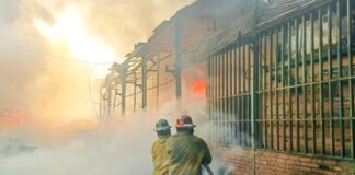 Fuego consume material empresa recicladora