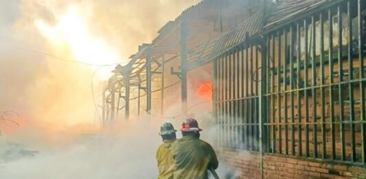 Fuego consume material empresa recicladora