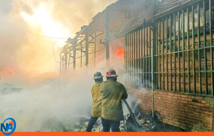Fuego consume material empresa recicladora