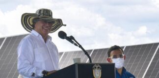 Gustavo Petro envío paneles solares a Cuba
