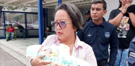 Hallan a bebé recién abandonada en Hospital JM