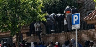 Inmigrantes asalto en la Embajada de Gambia