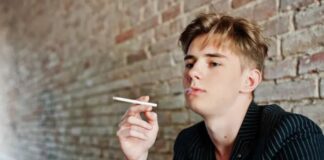 Reino Unido prohíbe venta tabaco menores de 17 años