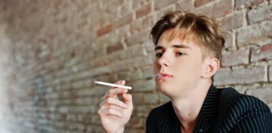 Reino Unido prohíbe venta tabaco menores de 17 años