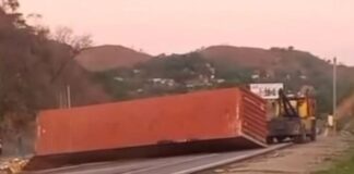 vehículo carga pesada volcó ARC