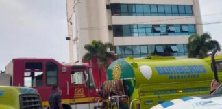 Bomberos Maracaibo rescatan adolescente papagayo
