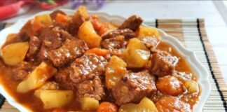 Papas guisadas con carne en salsa