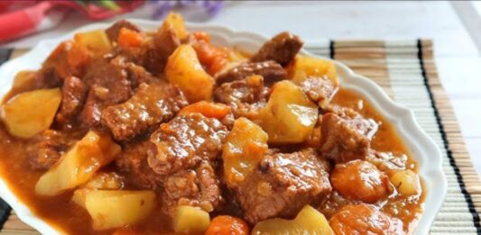 Papas guisadas con carne en salsa