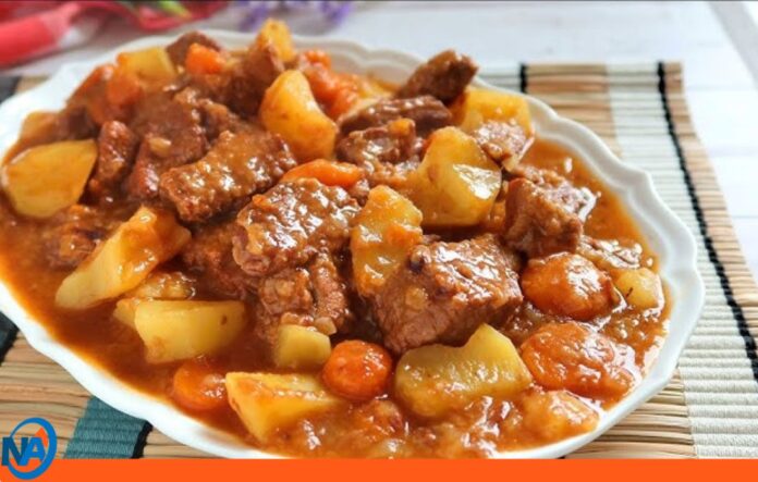 Papas guisadas con carne en salsa