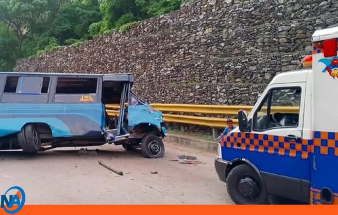 Transporte público impactó autopista Valencia-Puerto Cabello Transporte público impactó autopista Valencia-Puerto Cabello