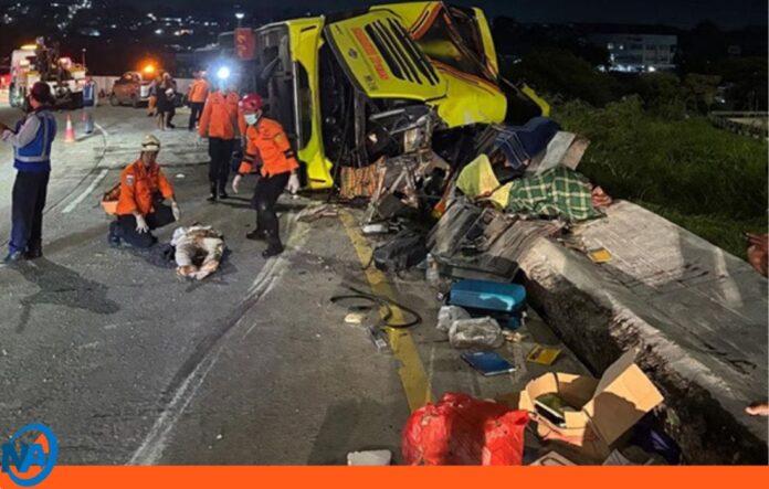 choque autobús cisterna Indonesia choque autobús cisterna Indonesia