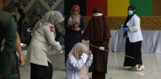 mujer latigazos Indonesia