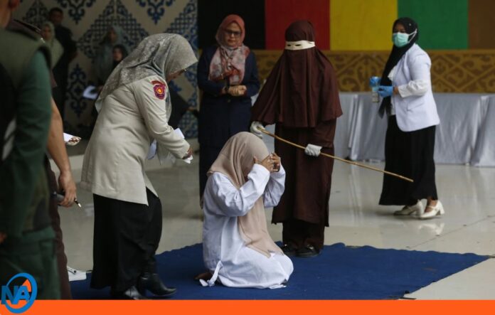 mujer latigazos Indonesia mujer latigazos Indonesia