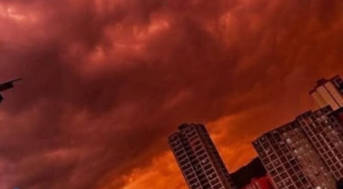 Atardecer rojizo sorprende a Caracas tras una tarde de intensas lluvias Atardecer rojizo Caracas