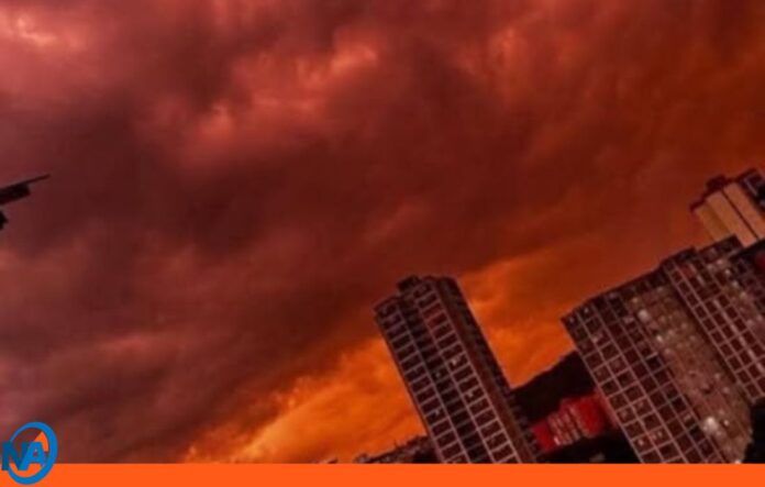 Atardecer rojizo Caracas