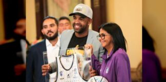 Delcy Rodríguez condecoró Campeones baloncesto