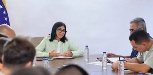 Delcy Rodríguez suspende clases