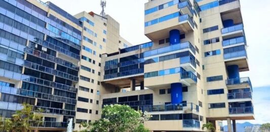 Porlamar mujer cae octavo piso edificio