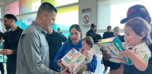 Retornan 120 venezolanos EE. UU.