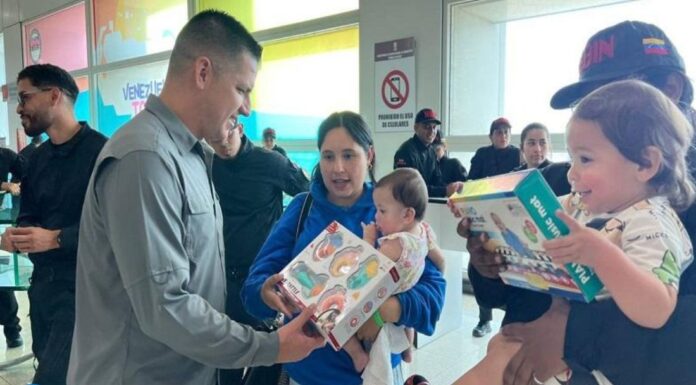 Retornan 120 venezolanos EE. UU.