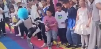 Robot humanoide golpea niño