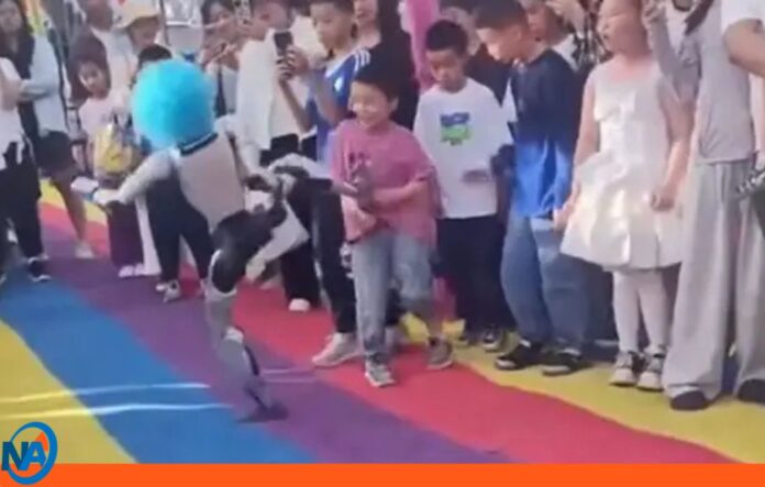 Robot humanoide golpea niño Robot humanoide golpea niño