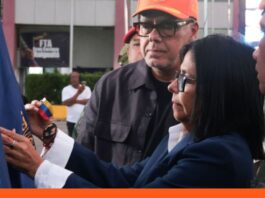 Delcy Rodríguez condecora rescatistas
