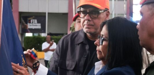 Delcy Rodríguez condecora rescatistas