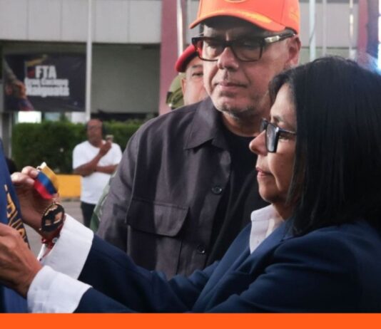 Delcy Rodríguez condecora rescatistas