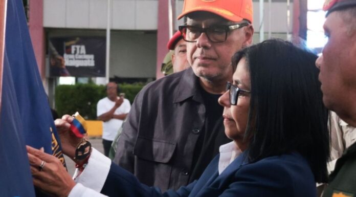 Delcy Rodríguez condecora a rescatistas del sismo con la orden «Héroe de Venezuela» Delcy Rodríguez condecora rescatistas