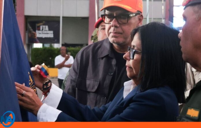 Delcy Rodríguez condecora rescatistas Delcy Rodríguez condecora rescatistas