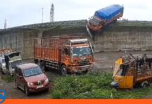 India camión caída paso elevado