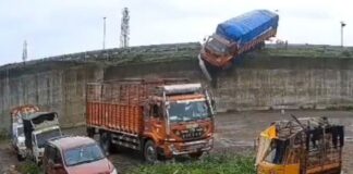 India camión caída paso elevado