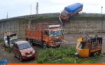 India camión caída paso elevado