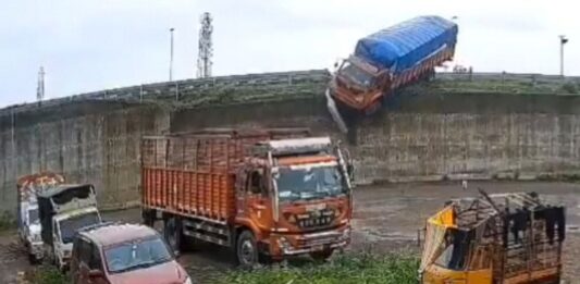 India camión caída paso elevado