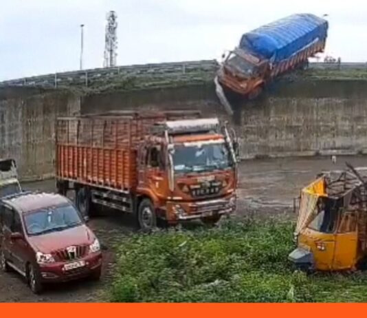 India camión caída paso elevado