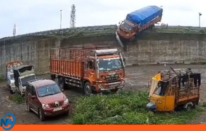 India camión caída paso elevado