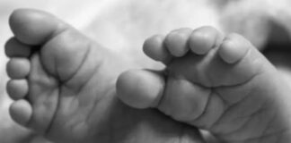 Niño asfixia semilla de mamón
