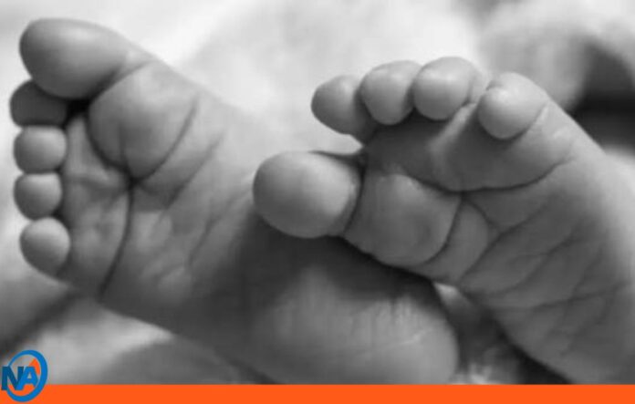 Niño asfixia semilla de mamón