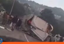Reportan camión volcado en Tazón a la altura de Las Mayas (+Video) camión volcado Tazón