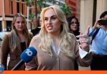 demanda Rebel Wilson