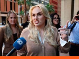demanda Rebel Wilson