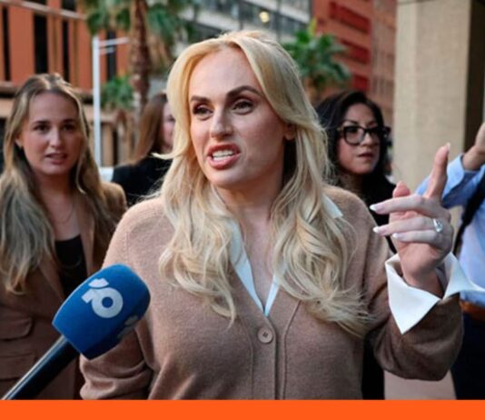 demanda Rebel Wilson